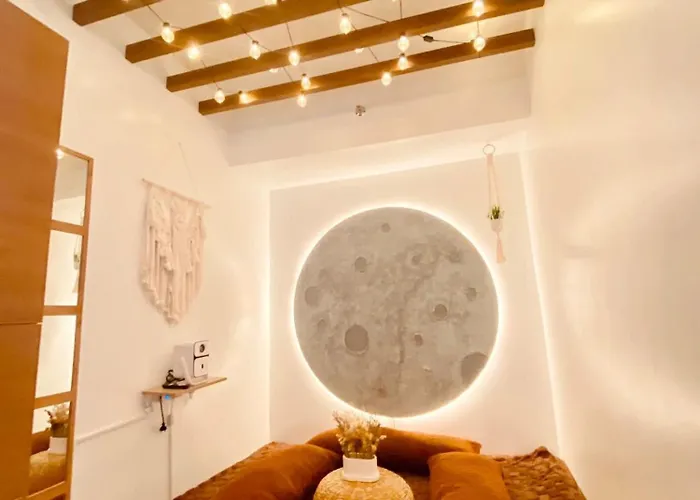 Hiraya Luna Apartahotel *